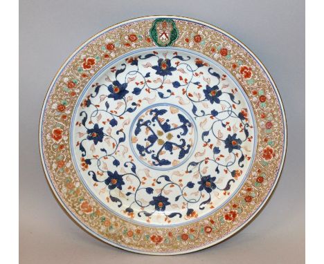 AN EARLY 18TH CENTURY CHINESE IMARI KANGXI PERIOD ARMORIAL PORCELAIN CHARGER, probably made for the Portuguese market, the fl