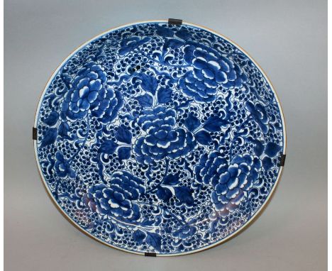 ANOTHER LARGE CHINESE KANGXI PERIOD BLUE &amp; WHITE PORCELAIN DISH, of saucer shape, the interior painted with dense foliage