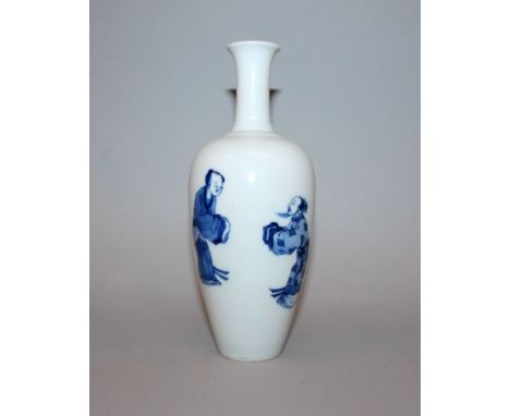 A GOOD QUALITY CHINESE BLUE & WHITE PORCELAIN VASE, decorated with conversing figures and columns of calligraphy, the base wi