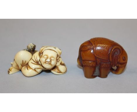 A GOOD QUALITY JAPANESE EDO PERIOD CARVED IVORY NETSUKE, circa 1800, in the form of a reclining sleeping man with a mischievo