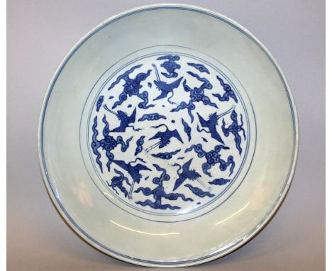 A LARGE 16TH CENTURY CHINESE MING DYNASTY JIAJING MARK & PERIOD BLUE & WHITE PORCELAIN DISH, the interior and rounded sides p