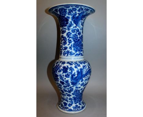 A GOOD QUALITY CHINESE KANGXI PERIOD BLUE & WHITE PORCELAIN YEN-YEN VASE, painted in a vivid tone of underglaze-blue with an 