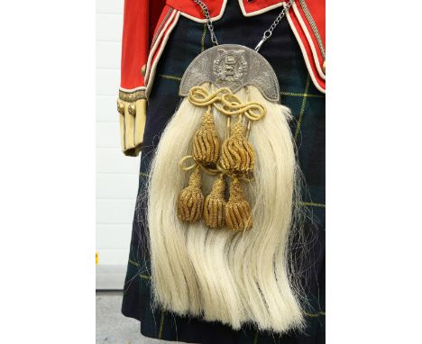 A SUPERB EXAMPLE OF A RED LEATHER BACKED OFFICERS' PATTERN SPORRAN OF THE GORDON HIGHLANDERS, with five gilt bullion tassels 