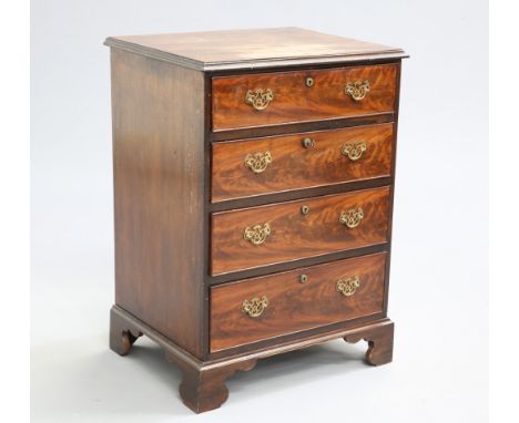 A GEORGE III STYLE MAHOGANY CHEST OF DRAWERS, of small proportions, the moulded rectangular top above four graduated drawers 