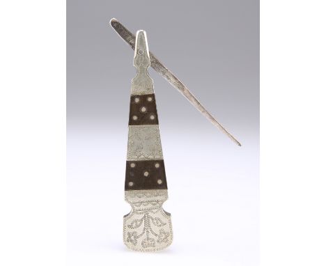 A VERY RARE SCOTTISH PRICKER FOR FLINTLOCK PISTOLS IN THE SHAPE OF A DIRK, the pricker spike being hinged into the body, itse