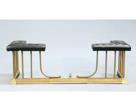 AN EARLY 20TH CENTURY BRASS AND UPHOLSTERED EXTENDING CLUB FENDER, with button seats and tubular gallery. 135cm long (closed)
