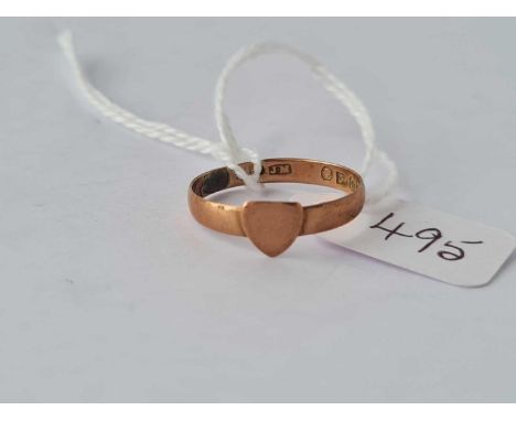 A Victorian rose gold signet ring with heart motif 9ct – 1.1 gms