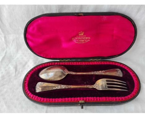 A good quality mint christening spoon and fork in a fitted case – London 1897 by Goldsmiths Company – 75 g.