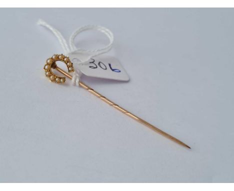 A gold and pearl horse shoe stick pin – 1.5 gms