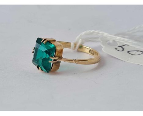 A vintage square green stone 9ct ring size M 2.5g inc