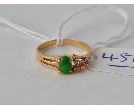 A jade set ring 18ct gold size M – 1.1 gms