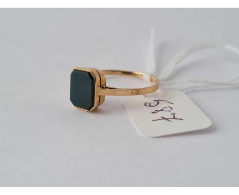 A bloodstone signet ring, 9ct, M, 1.4g