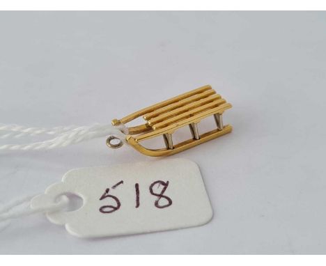 A sled charm 18ct gold – 1.3 gms