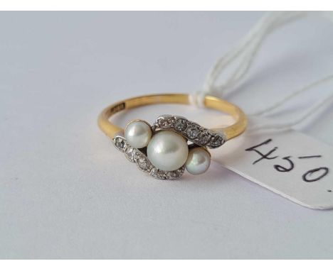 A diamond and pearl ring 18ct gold size o – 2.8 gms