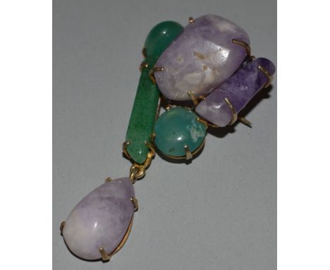 AN 18ct GOLD AMETHYST AND HARDSTONE DROP BROOCH.