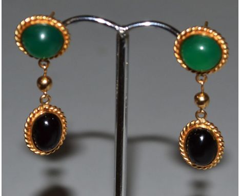 A PAIR OF JADE AND CABOUCHON GOLD SET DROP EARRINGS.