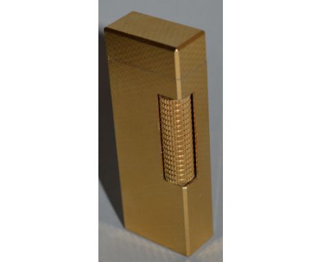 A DUNHILL GOLD COLOURED ENGINE TURNED CIGARETTE LIGHER.