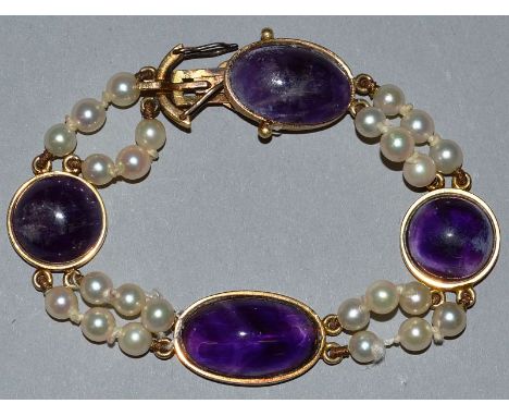 AN 18ct GOLD, AMETHYST AND PEARL BRACELET.