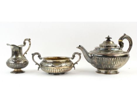 William IV silver cream jug and sugar bowl, by Robert Hennell, London 1831/2, together with a matched Victorian silver teapot