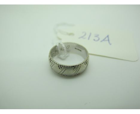 A 9ct White Gold Patterned Wedding Band, (finger size K½) (3.5 grams).