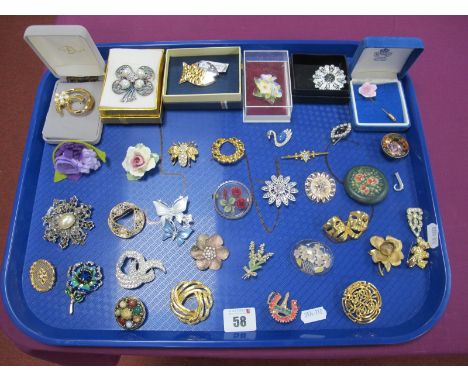 Vintage and Later Brooches, including lucite, floral sprays, imitation pearl, diamante, etc:- One Tray.