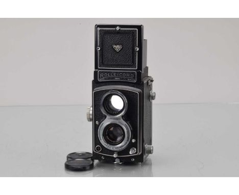 A Rolleicord III TLR Camera, serial no 1194518, shutter sticking in slow speeds, body G, slight wear, with Schneider Kreuznac