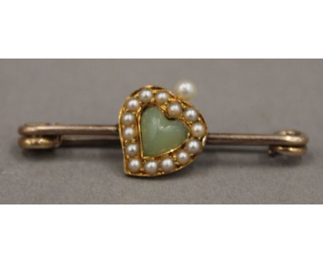 A yellow metal seed pearl and jade set heart brooch (4 grammes total weight)
