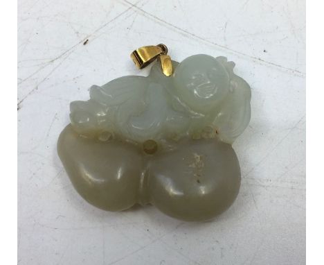 A Chinese carved jade pendant depicting peaches&nbsp;