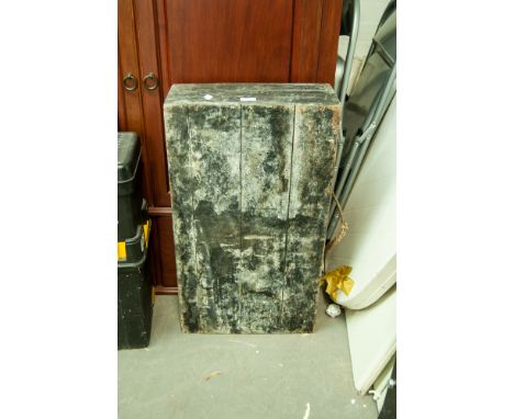 VINTAGE WOODEN TOOL CASE WITH A SELECTION OF TOOLS, SAWS, HAMMERS, SCREWDRIVERS, CHISELS, ETC.