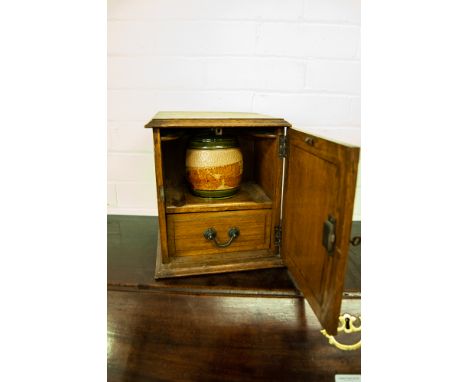 VICTORIAN/EDWARDIAN OAK HUMIDOR CABINET, THE HINGE LID REVEALING A ROYAL DOULTON (LAMBETH) TOBACCO JAR, SIX HOLE PIPE STAND, 