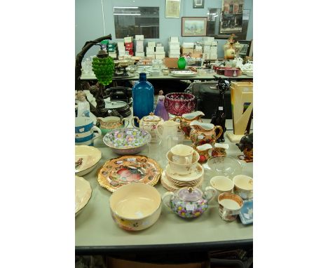 MISCELLANEOUS CERAMICS TO INCLUDE A WEDGWOOD DIAMOND SHAPED TRINKET DISH, A SHELLEY JUG, A GLASS BOWL, ETC. ETC.