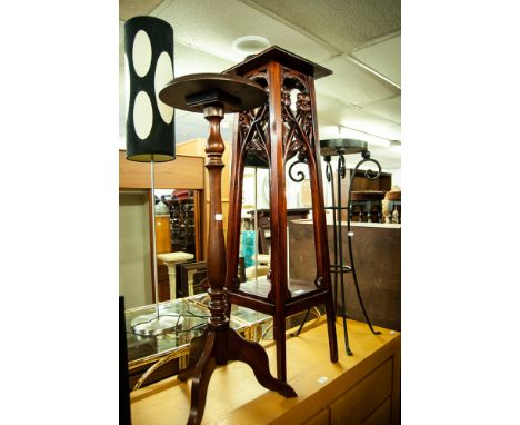 ART NOUVEAU STYLE MAHOGANY JARDINERE STAND, HAVING SQUARE TOP ON FOUR OUTSWEPT SUPPORTS WITH CARVED FLORAL DETAIL VOER UNDERT