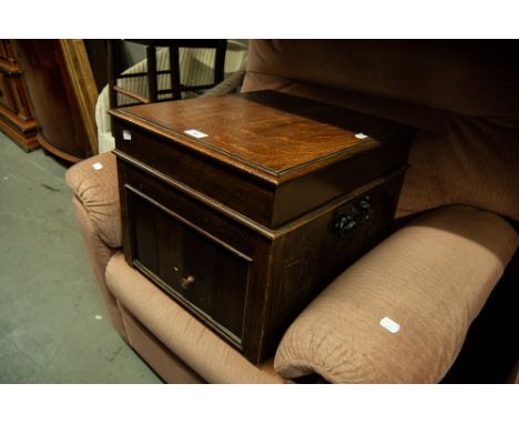 COLUMBIA WOODEN CASED GRAMOPHONE, MODEL 123a, WITH ORIGINAL CRANK, IN WORKING ORDER, FRONT SLATS OPEN FOR AMPLIFICATION