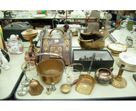 COLLECTION OF METAL AND BRASS WARES TO INCLUDE A COAL SCUTTLE, A COAL PURDONIUM, A JAM PAN, A COPPER KETTLE, AN OIL LAMP AND 