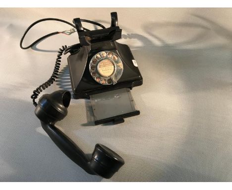 A vintage telephone in black 