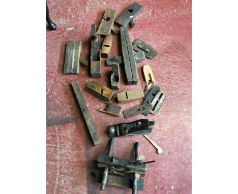 A Lot of vintage joiners planes which includes Moir & Co Glasgow planer. 