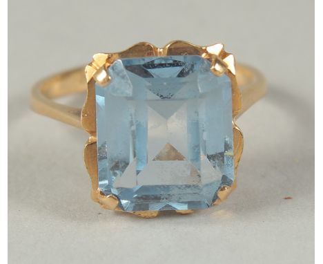 AN 18CT GOLD AQUAMARINE RING in a box.