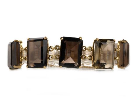 QUARTZ BRACELET, set with a row of step cut stones on a multi link bracelet, marked 18 to the claspQty: 34.9g