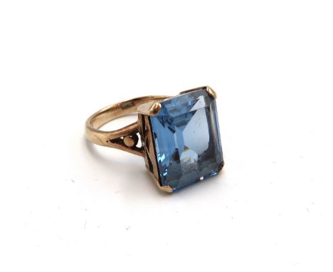 A synthetic spinel single stone ring. Size M 1/2. Stamped 9ct. Weight 5.08 grams