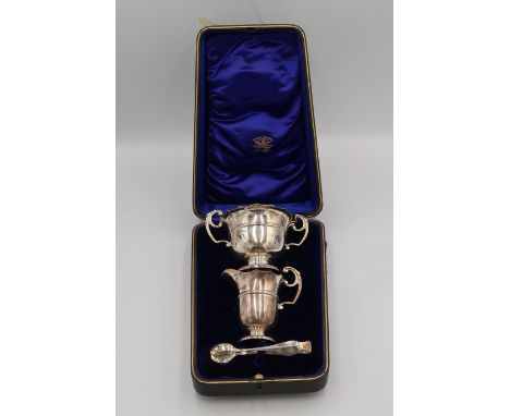 A silver jug, twin handled sugar bowl and nips, William Hutton and Sons, Birmingham 1906, 5.82toz, in original fitted case.