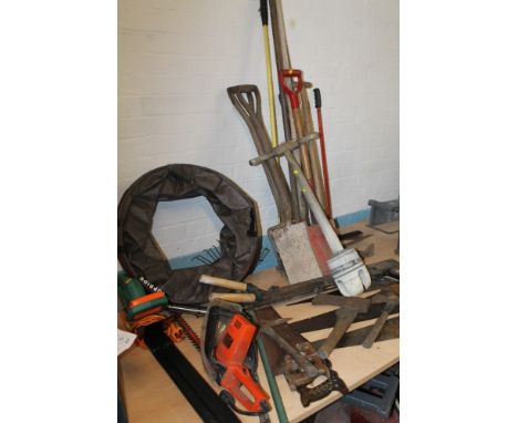 A QUANTITY OF ASSORTED GARDEN TOOLS TO INCLUDE AN ELECTRIC HEDGE CUTTER, POSHER, ETC 