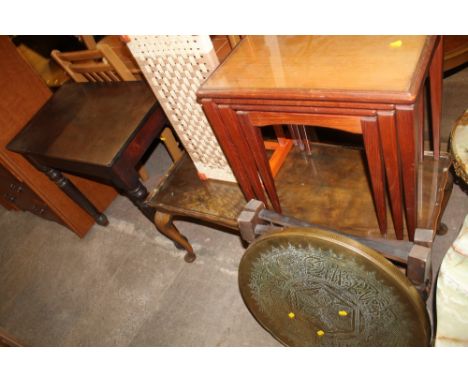 A QUANTITY OF ASSORTED FURNITURE TO INCLUDE STANDARD LAMP, COFFEE TABLE, NEST OF TABLES, ETC (7)