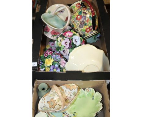 TWO TRAYS OF ASSORTED CHINA AND CERAMICS TO INCLUDE RADFORD, CROWN DEVON, WEDGWOOD, CARLTON WARE, ETC 