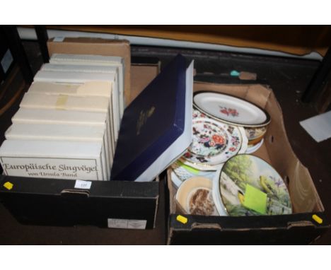 TWO TRAYS OF COLLECTORS PLATES TO INCLUDE ROYAL WORCESTER 