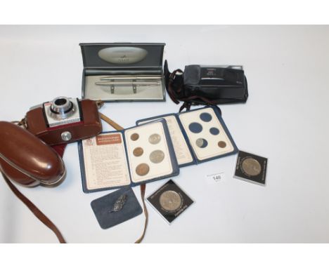 A BOX OF COLLECTABLES TO INCLUDE YOSHIKA CAMERA, KODAK CAMERA, COINS, ETC 