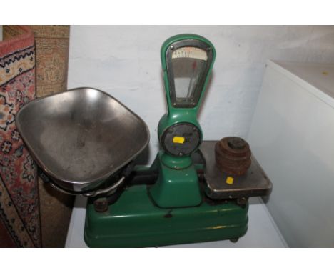 A SET OF AVERY SCALES AND WEIGHTS 