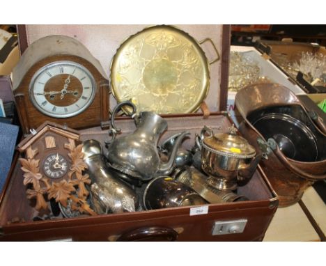A QUANTITY OF ASSORTED METALWARE TO INCLUDE A MANTEL CLOCK
