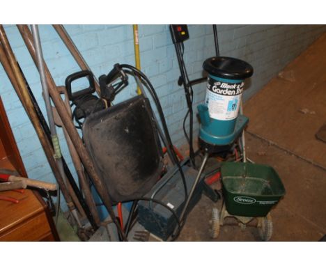 A QUANTITY OF ASSORTED GARDEN TOOLS TO INCLUDE A CHIPPER 