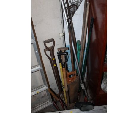A QUANTITY OF GARDEN TOOLS 
