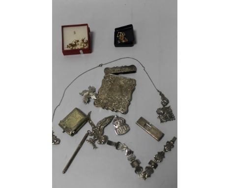 A COLLECTION OF HALLMARKED SILVER AND WHITE MEAL ITEMS TO INCLUDE AN ARP BADGE, CIGARETTE CASE, ETC TOGETHER WITH A SMALL COL